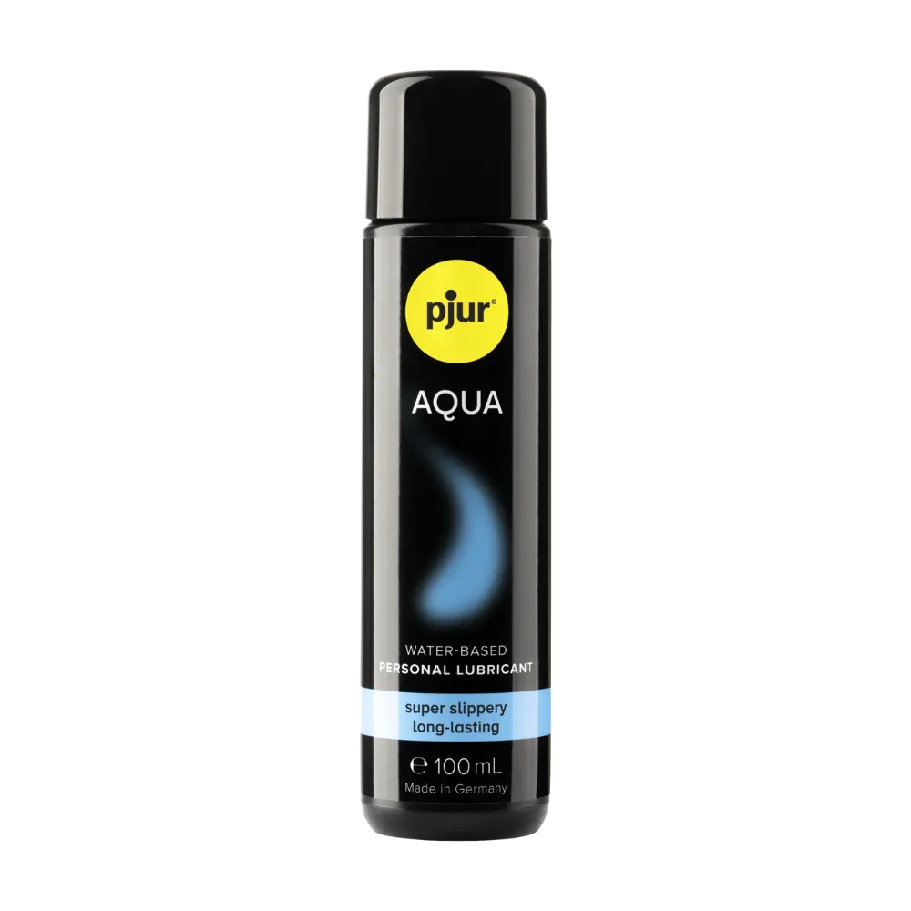 Pjur Aqua vandbaseret glidecreme i sort flaske med blå detalje, skabt til blød, langvarig glid og ekstra komfort. Et rent produktfoto egnet til tryg og professionel præsentation i shoppen.