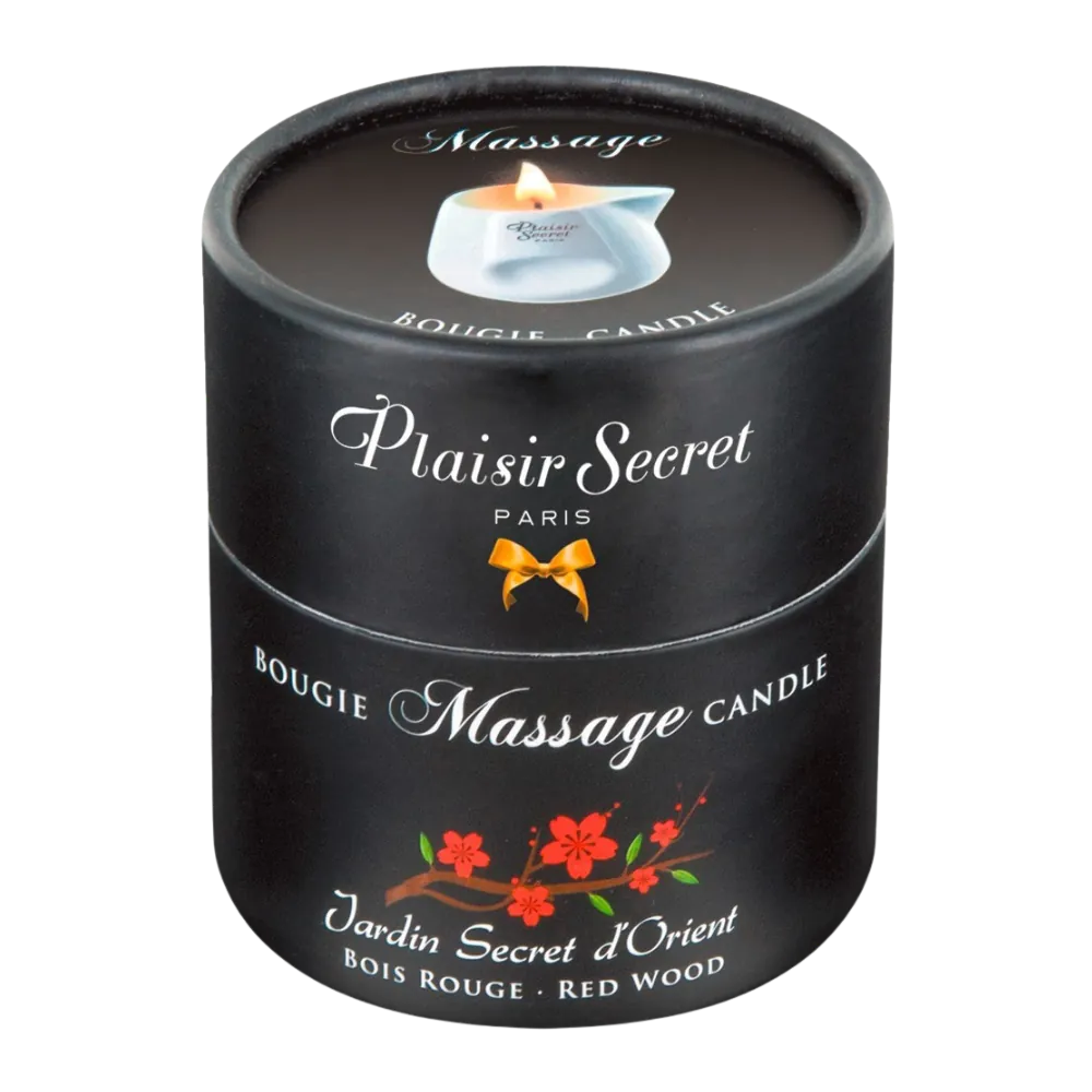 Sort æske med Plaisir Secret Massage Candle – Jardin Secret d’Orient, en sanselig massagelys med duft af rødtræ og orientalske noter. Elegant design med rød blomsterillustration og diskret luksus til intim velvære.