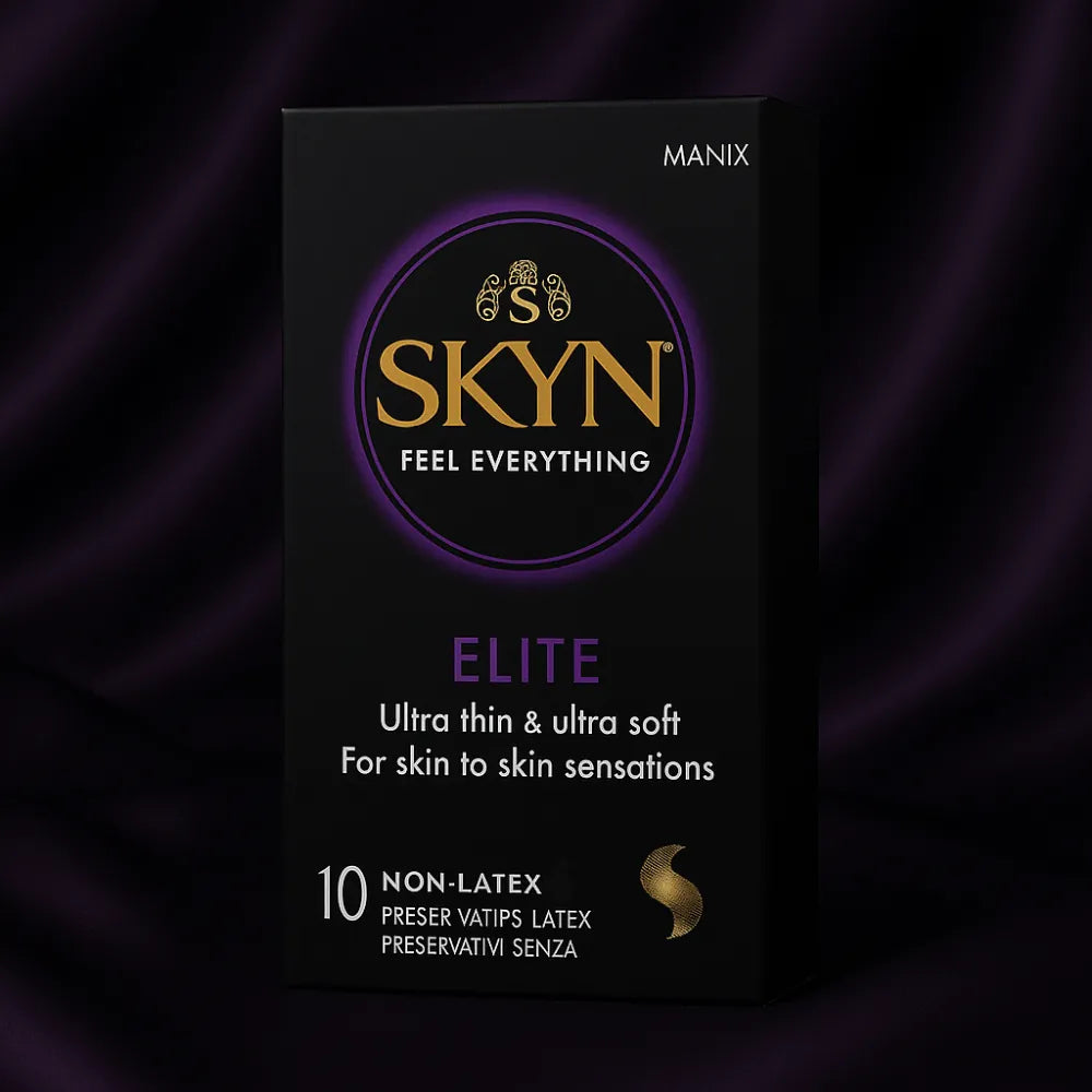 SKYN Elite non-latex kondomer præsenteret i elegant sort emballage på mørk silke – ultratynde og ekstra bløde for hud-mod-hud fornemmelser uden latex, ideelle til sensitiv og intens nydelse.
