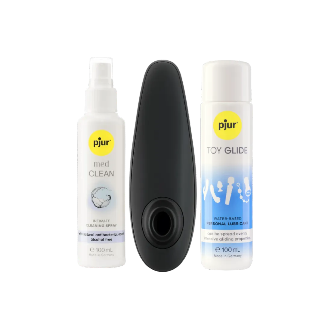 Womanizer Classic 2 lufttryksvibrator placeret mellem Pjur Toy Glide glidecreme og Pjur Med Clean rengøringsspray. Et komplet intimprodukt-sæt skabt til sanselig stimulering, silkeblød glideoplevelse og sikker rengøring i moderne erotisk wellness