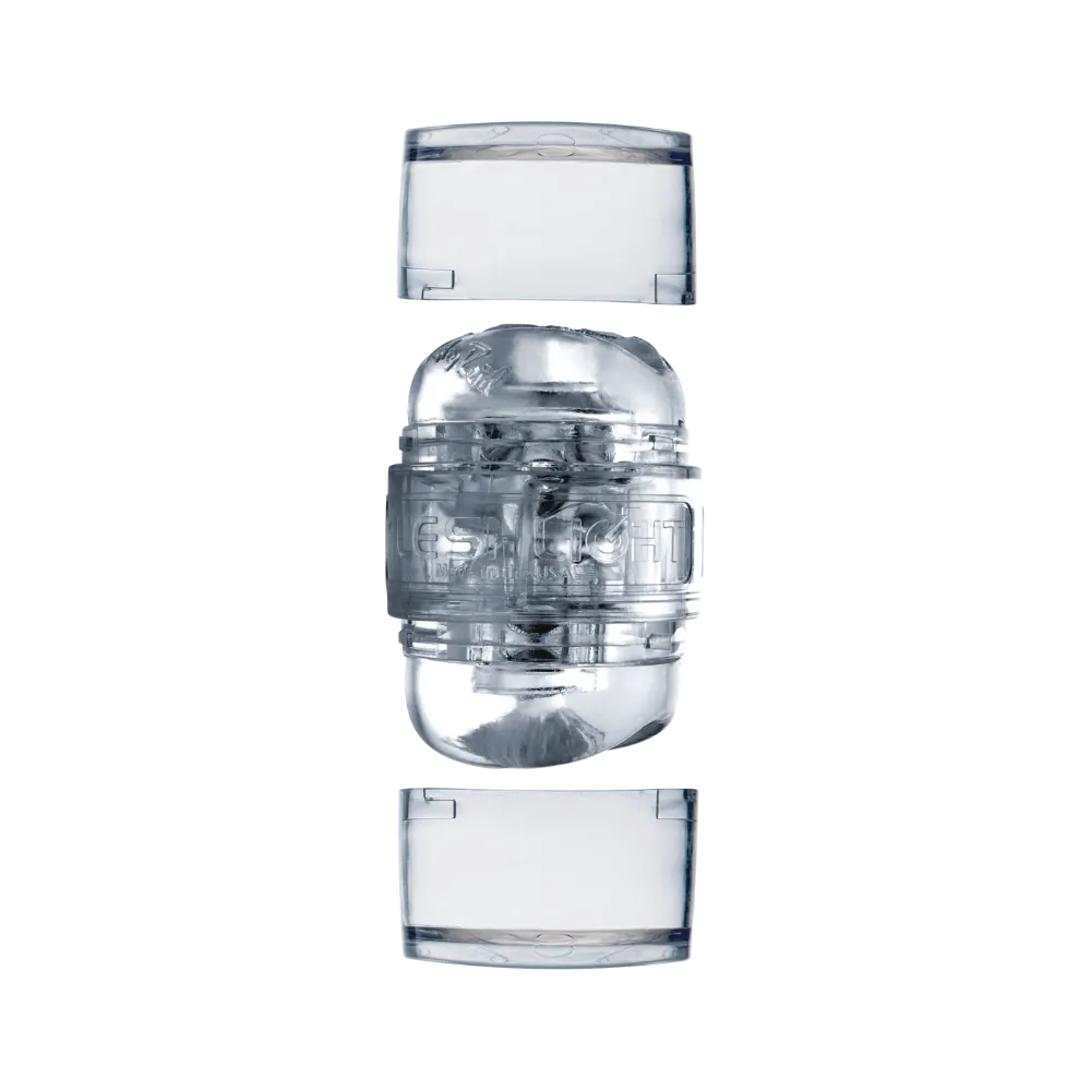 Fleshlight Clear masturbator vist adskilt i flere dele, så den gennemsigtige sleeve og kapsler ses tydeligt. Billedet fremhæver nem adskillelse, rengøring og det detaljerede indvendige mønster i materialet.