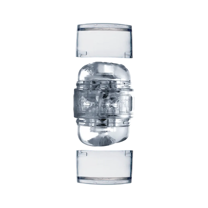 Fleshlight Clear masturbator vist adskilt i flere dele, så den gennemsigtige sleeve og kapsler ses tydeligt. Billedet fremhæver nem adskillelse, rengøring og det detaljerede indvendige mønster i materialet.
