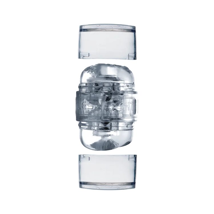 Fleshlight Clear masturbator vist adskilt i flere dele, så den gennemsigtige sleeve og kapsler ses tydeligt. Billedet fremhæver nem adskillelse, rengøring og det detaljerede indvendige mønster i materialet.
