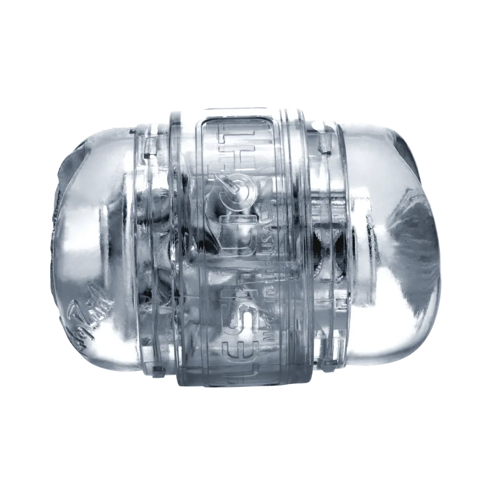 Sidevisning af Fleshlight Clear i gennemsigtigt materiale, hvor både ydre form og indvendig tekstur ses klart. Den transparente opbygning giver et råt, æstetisk udtryk og fuld visuel kontrol under brug.