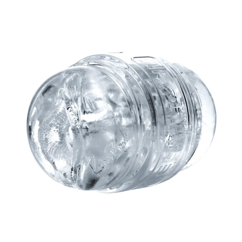 Skrå sidevinkel af Fleshlight Quickshot Riley Reid i transparent materiale. Billedet fremhæver den kompakte form, ergonomiske opbygning og den indvendige struktur, som er synlig gennem det klare ydre.