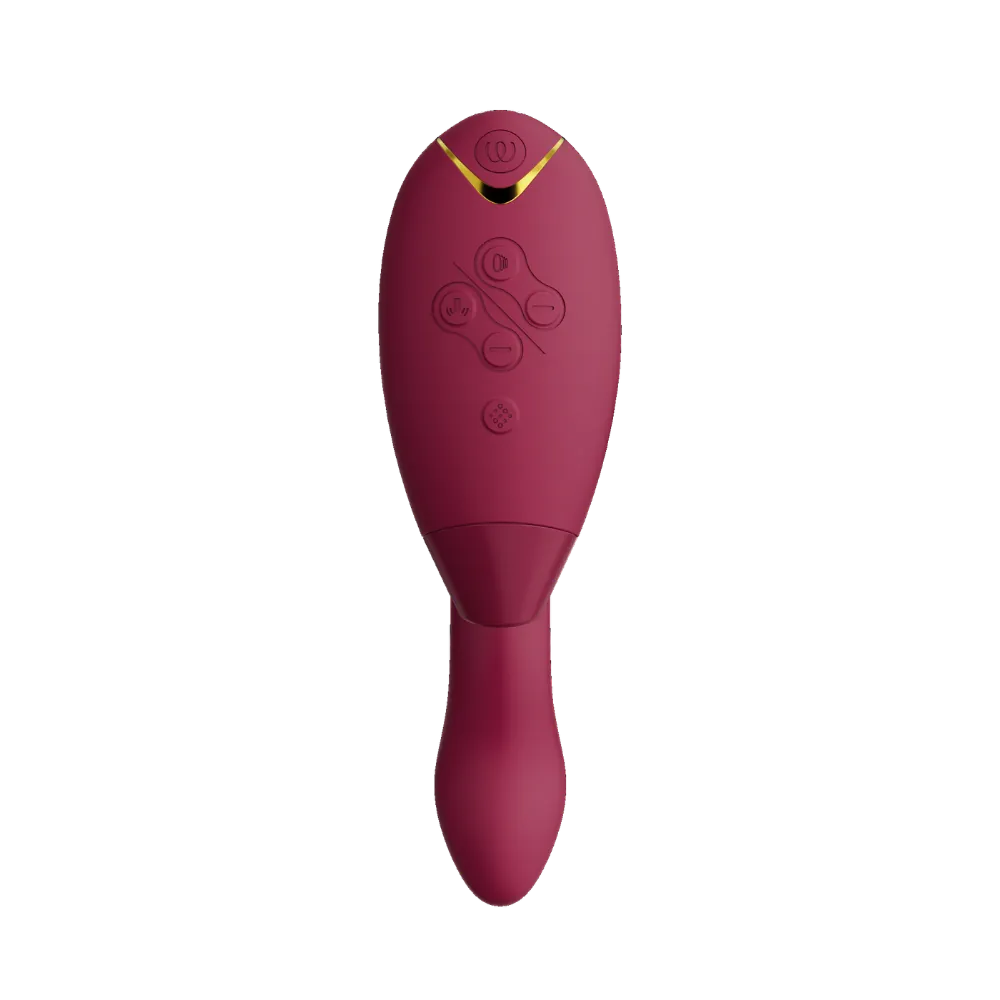Womanizer Duo 2 i bordeaux vist forfra med betjeningsknapper, lufttryksåbning og buet vibratorform til par, der ønsker varieret stimulation.