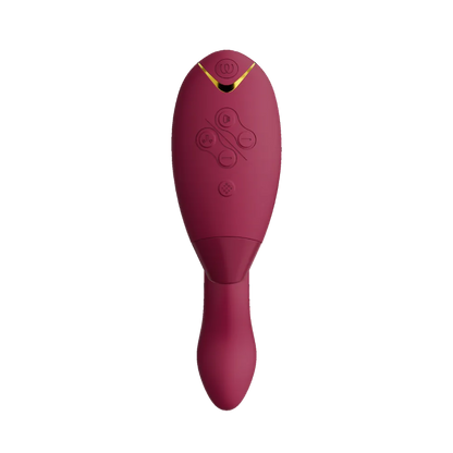 Womanizer Duo 2 i bordeaux vist forfra med betjeningsknapper, lufttryksåbning og buet vibratorform til par, der ønsker varieret stimulation.