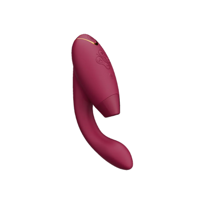 Womanizer Duo 2 i bordeaux vist opret med betjeningsknapper og elegant kurve, et eksklusivt sexlegetøj til par og sanselig stimulering.