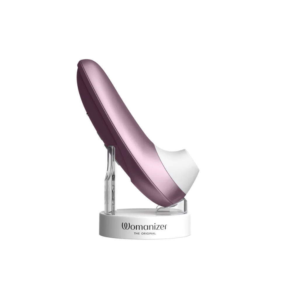 Womanizer Pro lilla vist på displaystand med elegant sideprofil, hvidt mundstykke og eksklusivt design til diskret sexlegetøj.