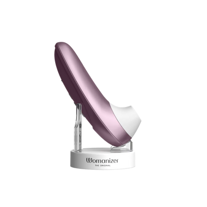 Womanizer Pro lilla vist på displaystand med elegant sideprofil, hvidt mundstykke og eksklusivt design til diskret sexlegetøj.