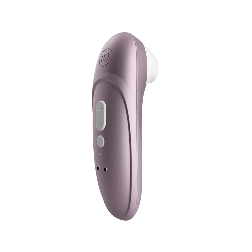 Womanizer Pro lilla i skrå bagvinkel med synlige betjeningsknapper og ergonomisk form, designet til tryg og intuitiv brug.