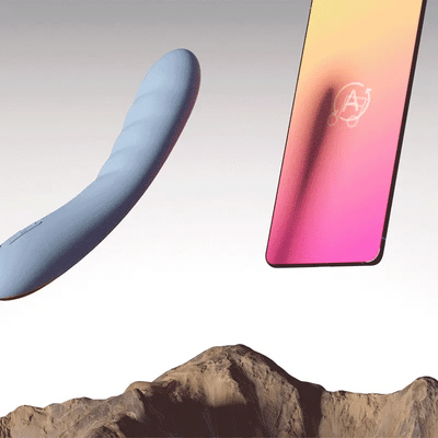 Blåt interaktivt sexlegetøj fra Svakom Ava Neo sammen med smartphone – intelligent app-styret nydelse og tilpasset stimulation.