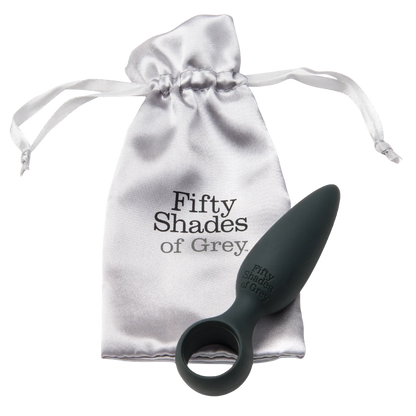 Fifty Shades of Grey Silikone Butt Plug vist med elegant sølvfarvet opbevaringspose. Et stilfuldt og begyndervenligt sexlegetøj i blød silikone, designet til tryg og sanselig anal nydelse.