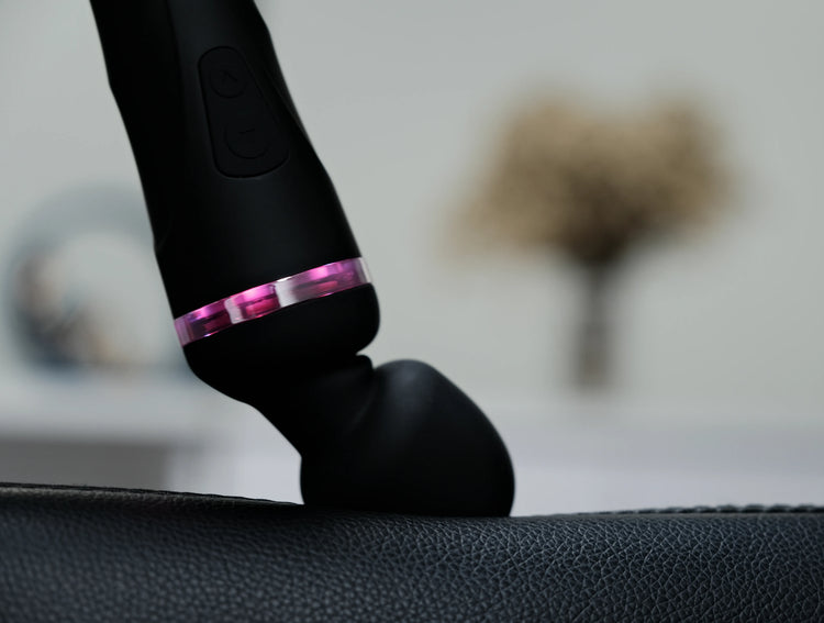 Lovense Domi 2 wand vibrator med pink lysring set tæt på