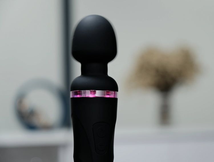 Vibratorhoved og oplyst pink lysring på Lovense Domi 2