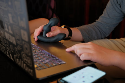 Lovense Edge 2 prostata vibrator til mænd i sort vist på laptop i hånden. App-styret sexlegetøj med justerbar pasform og dobbelte vibrationer, ideelt til langdistanceforhold og intim kontrol via smartphone.