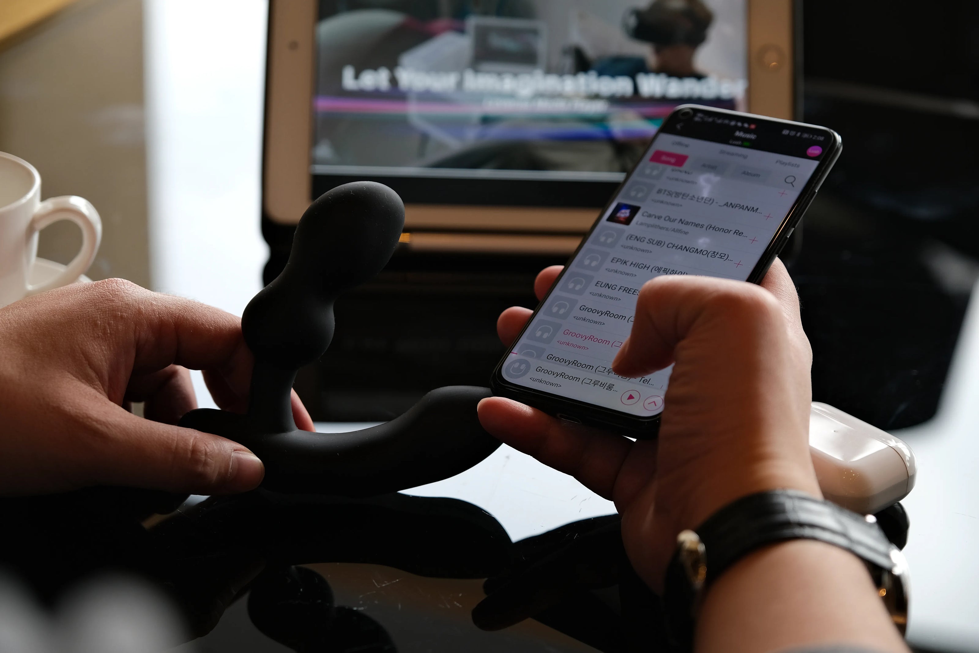 Lovense Edge 2 prostata vibrator til mænd i sort holdt i hånden sammen med smartphone-app. Eksklusivt app-styret sexlegetøj til moderne intim wellness med fleksibel styring og diskret oplevelse.