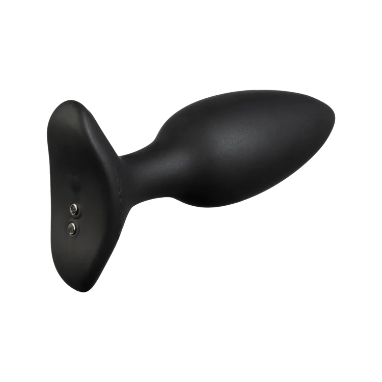 Lovense Hush 2 fotograferet liggende fra siden, så kurver, materialer og opladningspunkter fremstår tydeligt. Et informativt og moderne produktbillede, der hjælper kunderne med at vurdere pasform og design.