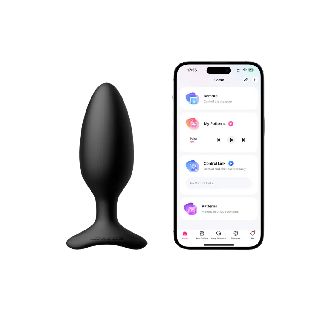 Lovense Hush 2 stående ved siden af smartphone med Lovense-appens interface, som viser fjernstyring og mønstertilpasning. Perfekt billede til at illustrere trådløs kontrol, parleg og avancerede funktioner.