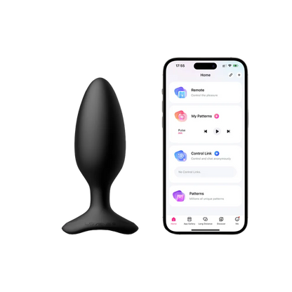 Lovense Hush 2 stående ved siden af smartphone med Lovense-appens interface, som viser fjernstyring og mønstertilpasning. Perfekt billede til at illustrere trådløs kontrol, parleg og avancerede funktioner.