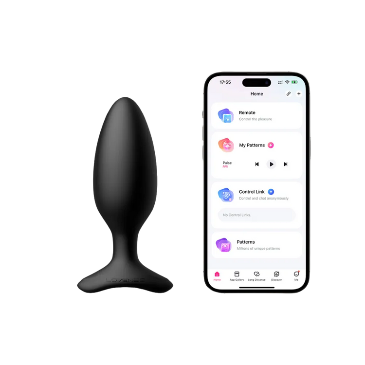 Lovense Hush 2 stående ved siden af smartphone med Lovense-appens interface, som viser fjernstyring og mønstertilpasning. Perfekt billede til at illustrere trådløs kontrol, parleg og avancerede funktioner.