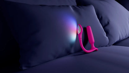 Kvinde holder Lovense Lush Anal i pink og viser produktets kompakte U-formede design