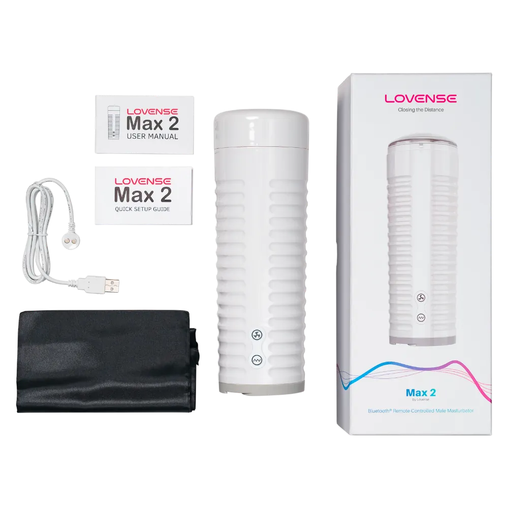 Lovense Max 2 masturbator vist sammen med alt tilbehør i pakken, herunder USB-kabel, opbevaringspose og manualer. Billedet viser hvad der følger med i kassen til app-styret sexlegetøj til mænd.