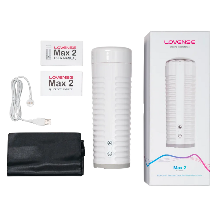 Lovense Max 2 masturbator vist sammen med alt tilbehør i pakken, herunder USB-kabel, opbevaringspose og manualer. Billedet viser hvad der følger med i kassen til app-styret sexlegetøj til mænd.