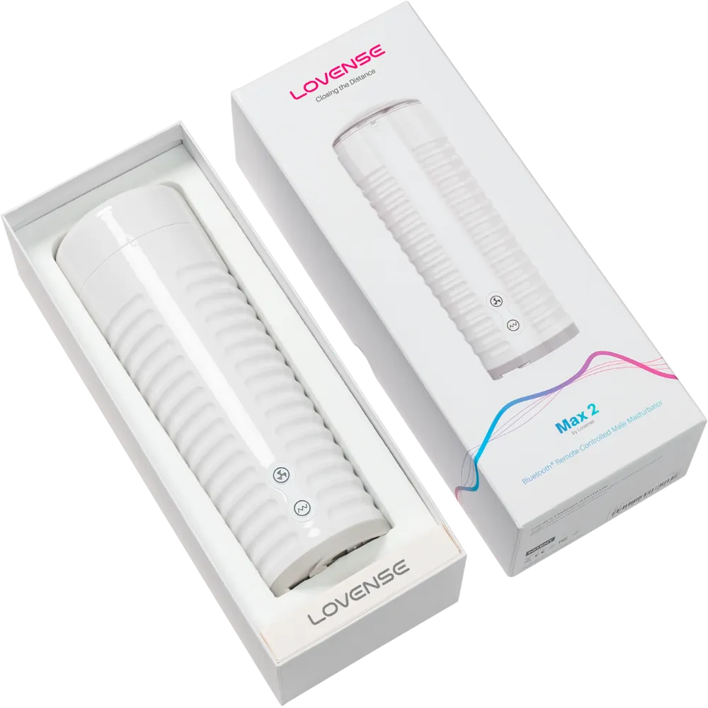 Lovense Max 2 masturbator set forfra på hvid baggrund. Billedet viser ribbet ydre design og kontrolknapper i app-styret sexlegetøj til mænd.