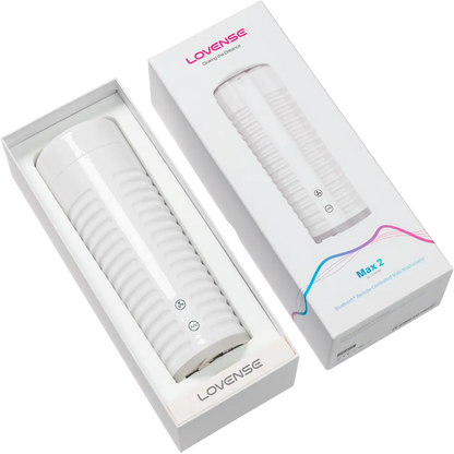 Lovense Max 2 masturbator set forfra på hvid baggrund. Billedet viser ribbet ydre design og kontrolknapper i app-styret sexlegetøj til mænd.