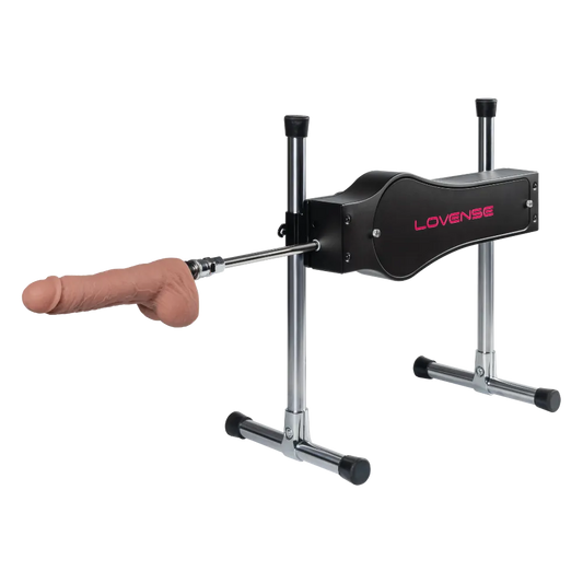 Lovense Sex Machine med monteret dildo vist skråt forfra på justerbart stativ