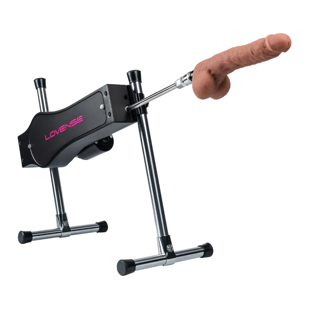 Lovense Sex Machine med dildo monteret på bevægelsesstangen set i vinkel