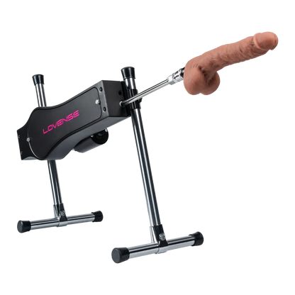 Lovense Sex Machine med dildo monteret på bevægelsesstangen set i vinkel