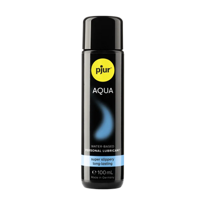 Pjur Aqua vandbaseret glidecreme i sort flaske med blå detalje, skabt til blød, langvarig glid og ekstra komfort. Et rent produktfoto egnet til tryg og professionel præsentation i shoppen.