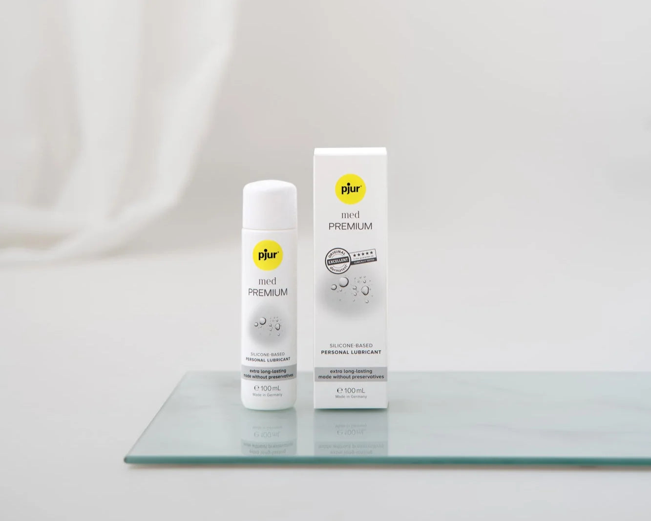 Pjur med Premium Glide 100ml – silikonebaseret glidecreme uden konserveringsmidler, velegnet til sensitiv hud og langvarig nydelse. 