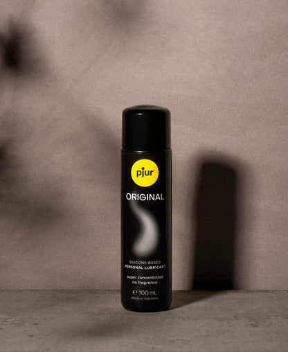 Pjur Original silikonebaseret glidecreme 100 ml vist i et stilrent produktfoto mod neutral baggrund. Et klassisk sexlegetøjs-tilbehør, kendt for langvarig glideevne og hudvenlig nydelse.