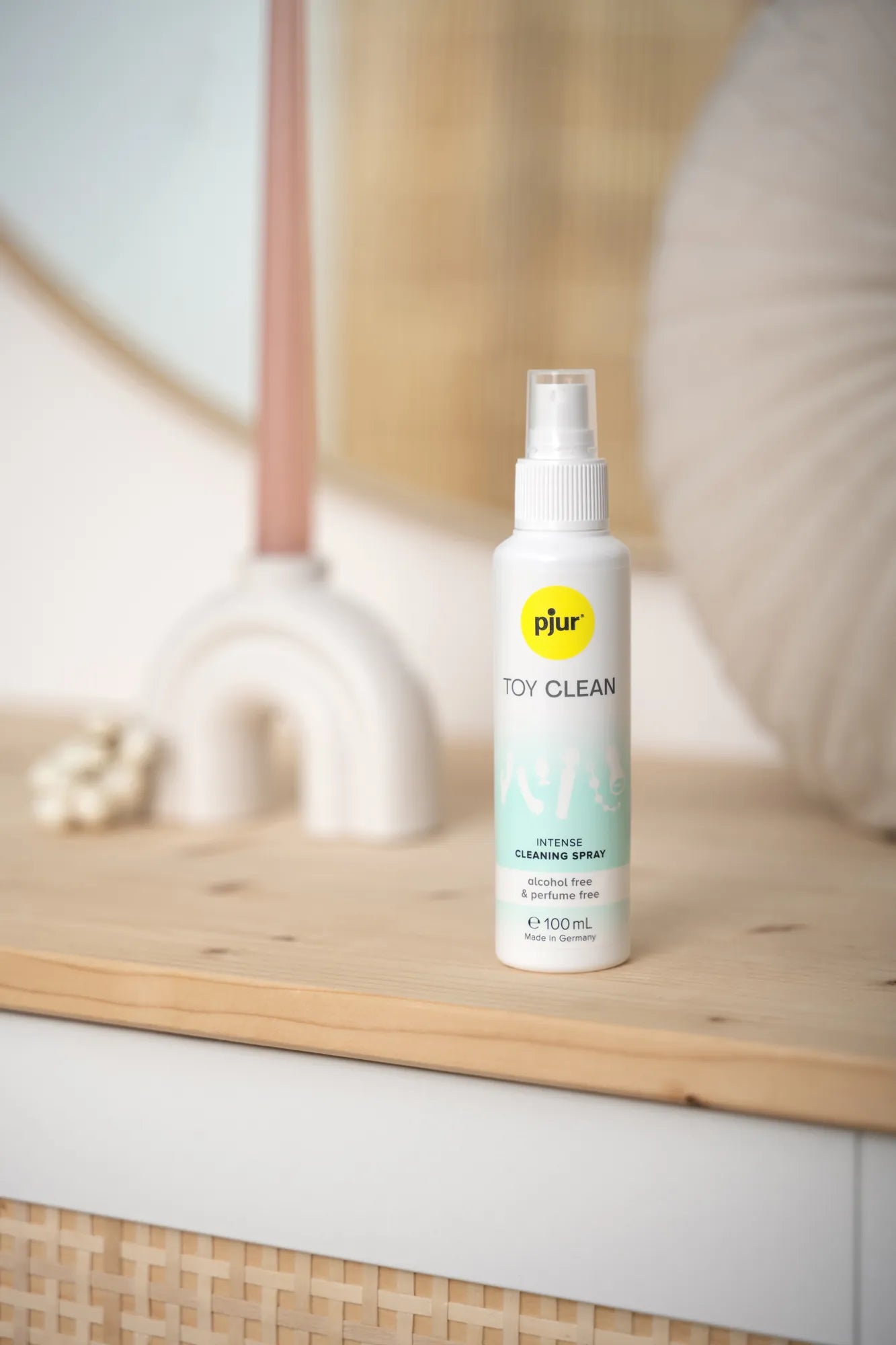 Pjur Toy Clean rengøringsspray 100 ml giver sikker og effektiv pleje af sexlegetøj. Alkohol- og parfumefri formel bevarer materialer, fjerner bakterier og sikrer ren, tryg og sanselig nydelse.