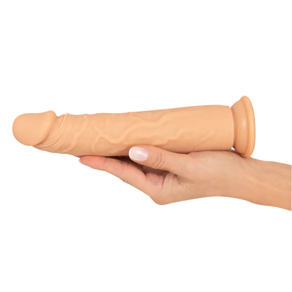 Realistisk hudfarvet dildo med sugekop vist i en hånd for størrelsesreference