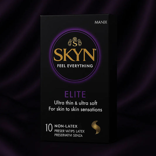 SKYN Elite non-latex kondomer præsenteret i elegant sort emballage på mørk silke – ultratynde og ekstra bløde for hud-mod-hud fornemmelser uden latex, ideelle til sensitiv og intens nydelse.