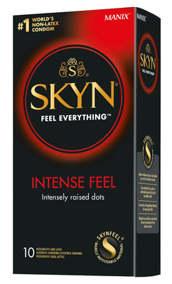 SKYN Intense Feel kondomer i sort æske med rød glød og gyldent logo. Latexfri kondomer med hævede prikker for intens stimulering. Fremstillet i det bløde SKYNFEEL™-materiale.