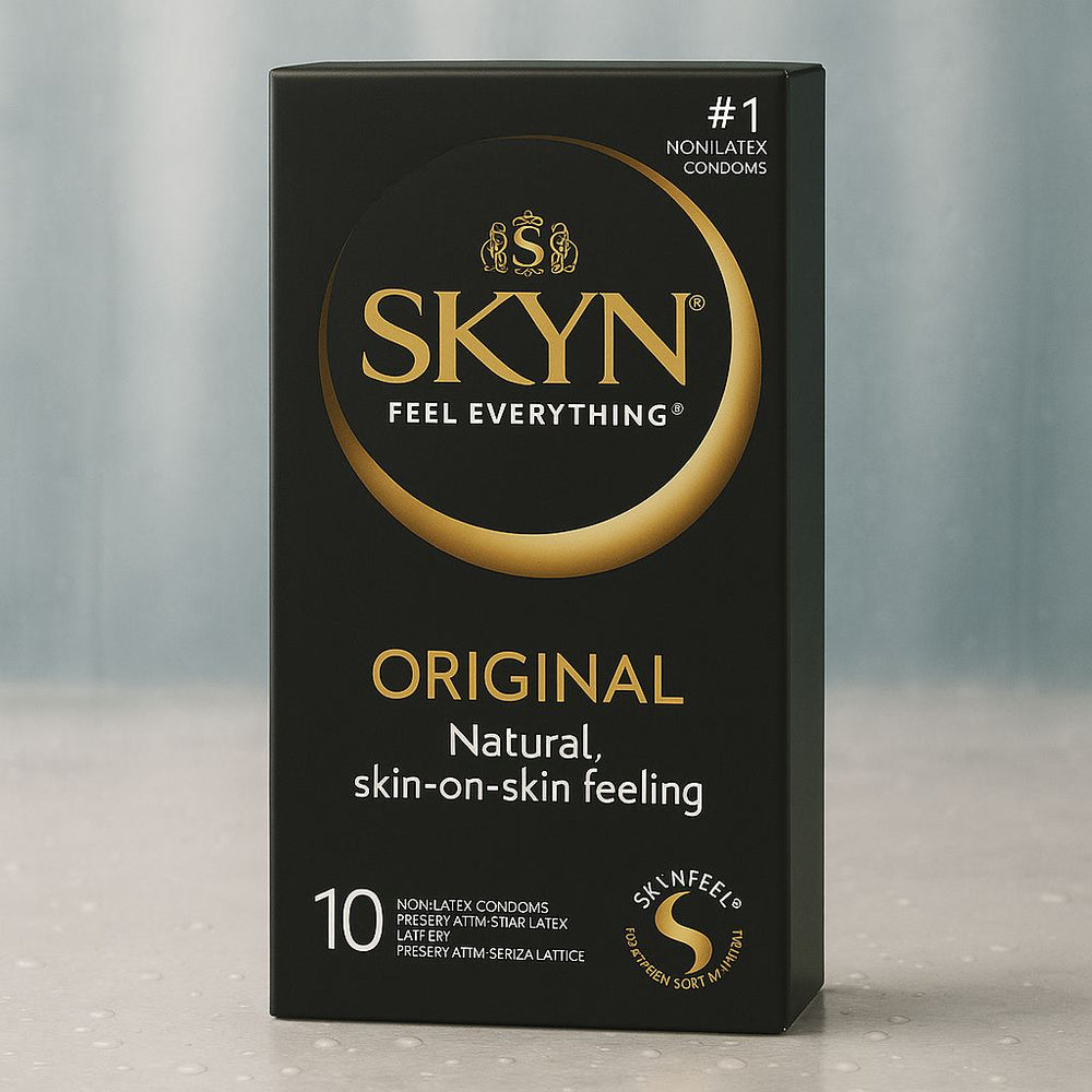 SKYN Original kondomer i sort og gylden æske placeret på bord med blød blå baggrund. Latexfri kondomer med naturlig hud-mod-hud følelse – ideelle til sensitiv hud og tryg nydelse.