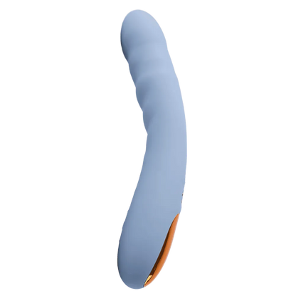 Svakom Ava Neo interaktiv thrusting vibrator i cornflower blue, set fra siden med elegant buet design og rillede detaljer – fremstillet i blød silikone med gylden bund. Perfekt til intens, rytmisk nydelse.