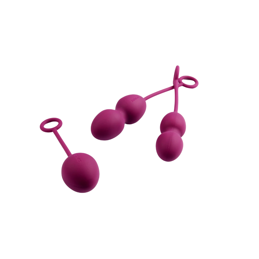 Svakom Nova bækkenbundskugler vist i to perspektiver med én og to kugler; lilla silikone design med fleksibel snor og sikker ring, udviklet til effektiv og behagelig bækkenbundstræning med gradvist øget vægt og styrke.