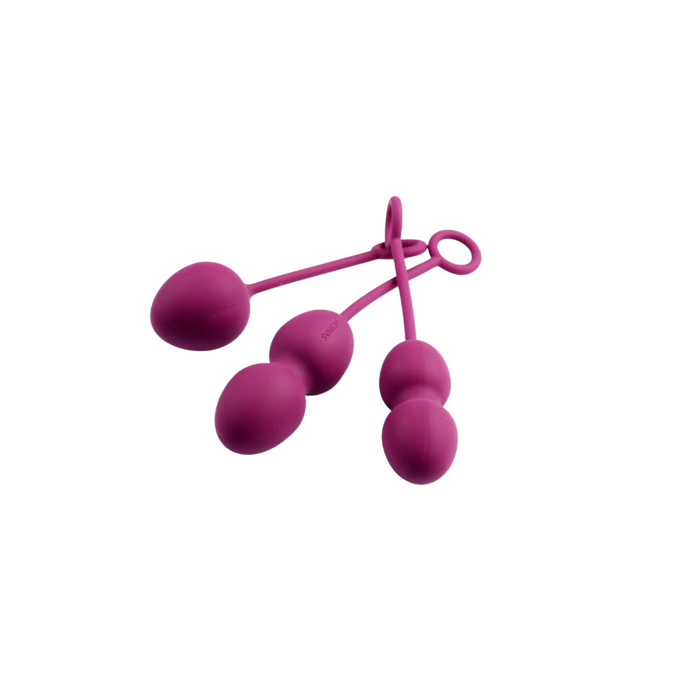 Sæt med tre Svakom Nova Kegel Balls vist ovenfra. Blød, medicinsk silikone og sikker ring gør dem ideelle til både begyndere og øvede i bækkenbundstræning.