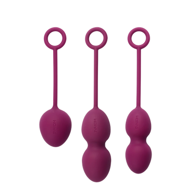 Svakom Nova bækkenbundskugler i tre størrelser vist side om side i dyb lilla farve; sæt med bløde silikone kugler med fleksibel snor og ring til tryg, effektiv og sanselig bækkenbundstræning for kvinder.