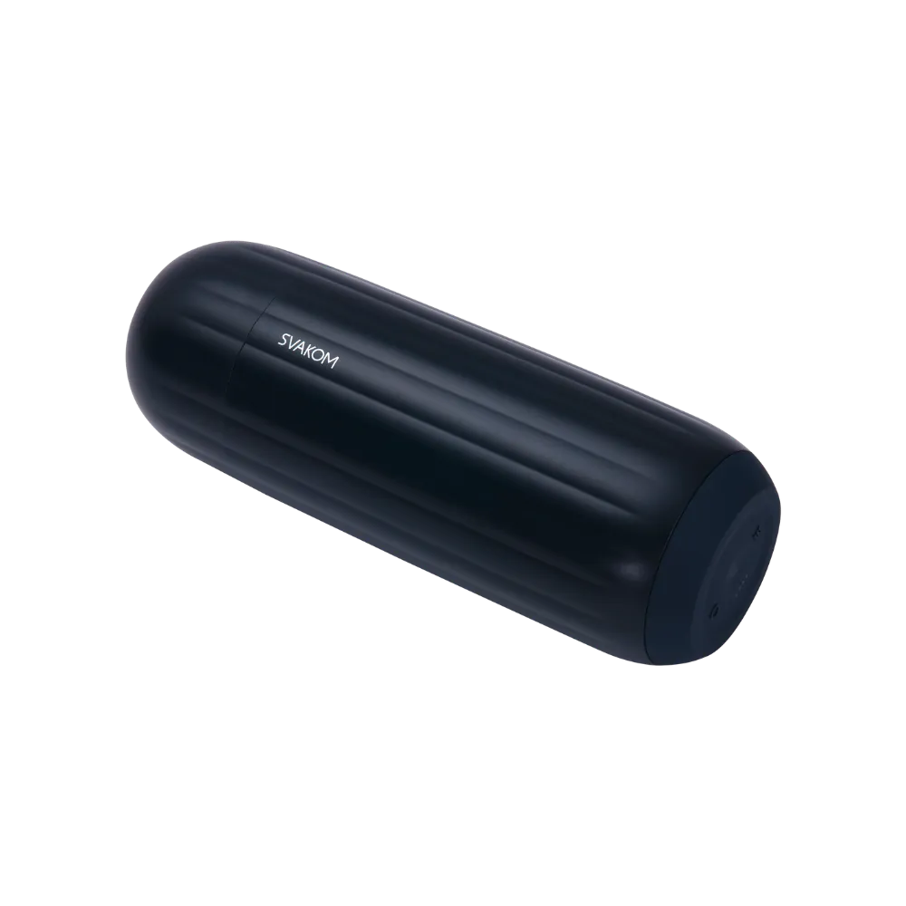 Svakom Sam Neo 2 vist i en skrå sidevinkel, der tydeliggør den runde cylinderform og det diskrete ydre. Billedet fremhæver det elegante design, perfekt til mænds intime wellnessrutiner.