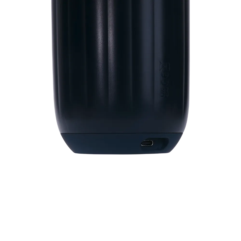 Nærbillede af opladningsporten på Svakom Sam Neo 2, der viser USB-indgangen og den glatte overflade. Et teknisk billede, der understøtter produktets brugervenlighed og diskrete design.