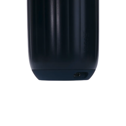 Nærbillede af opladningsporten på Svakom Sam Neo 2, der viser USB-indgangen og den glatte overflade. Et teknisk billede, der understøtter produktets brugervenlighed og diskrete design.