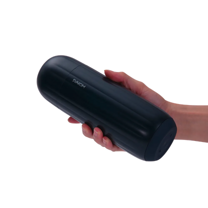 Svakom Sam Neo 2 vist i en hånd, som fremhæver produktets størrelse, ergonomi og diskrete cylinderform. Et realistisk billede, der viser, hvordan masturbatoren ligger stabilt og komfortabelt i brug for maksimal kontrol.