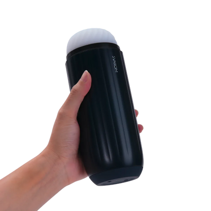 Svakom Sam Neo 2 holdt i hånden med sleeve synligt, så både størrelse og funktion fremstår tydeligt. Et naturligt brugsscenarie, der viser den praktiske og behagelige måde at anvende masturbatoren på.